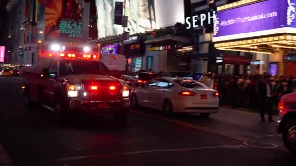 ニューヨーク、アメリカ- 2017年9月13日:タイムズスクエアの夜、救急車の人々が歩く — ストック動画