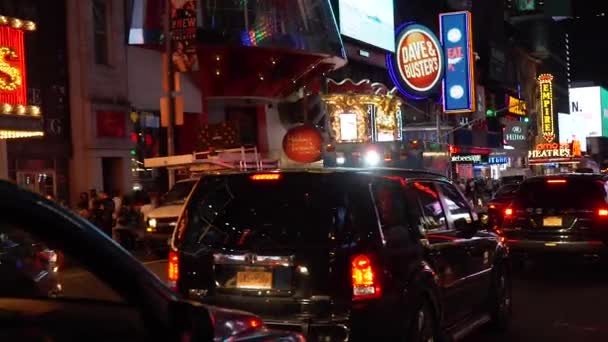 ニューヨーク、アメリカ- 2017年9月13日:タイムズスクエアの夜、救急車の人々が歩く — ストック動画