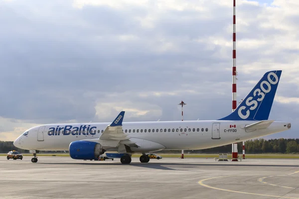 Riga - 27 September: airbaltic nieuwe Bombardier Cseries passagier jet tentoongesteld op de luchthaven van Riga - 27 September 2016 in Riga, Letland — Stockfoto