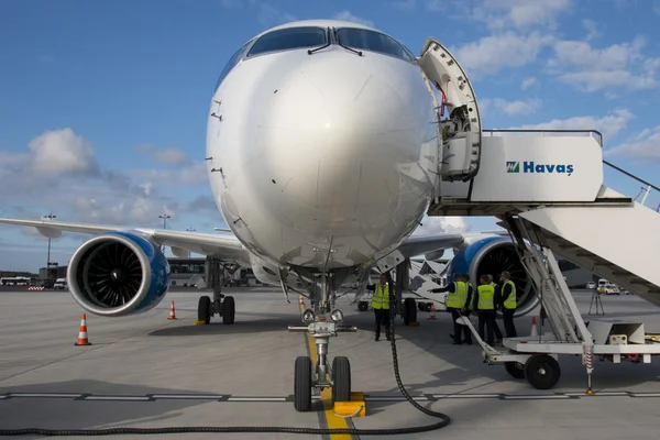 Ρίγα - 27 Σεπτεμβρίου: airbaltic νέα Bombardier Cseries αεριωθούμενων στην επίδειξη στο Διεθνές Αεροδρόμιο Ρίγας - Σεπτεμβρίου 27, 2016 στη Ρίγα της Λετονίας — Φωτογραφία Αρχείου