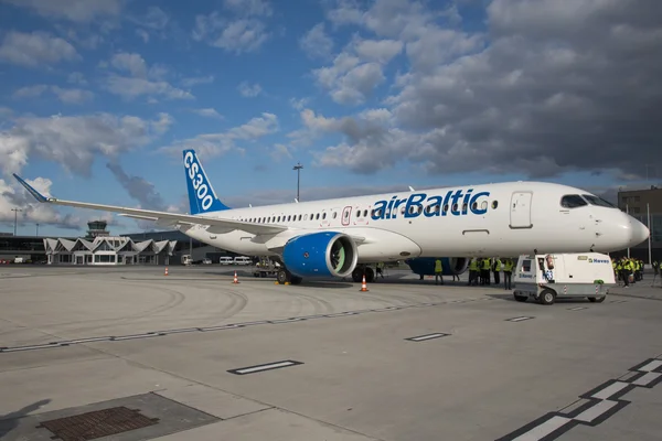 RIGA - 27 DE SEPTIEMBRE: AirBaltic nuevo avión de pasajeros Bombardier CSeries en exhibición en el aeropuerto de Riga - 27 de septiembre de 2016 en Riga, Letonia — Foto de Stock