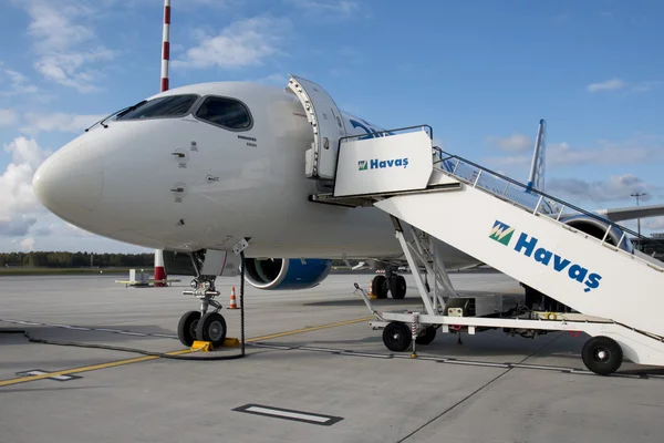 RIGA - 27 DE SEPTIEMBRE: AirBaltic nuevo avión de pasajeros Bombardier CSeries en exhibición en el aeropuerto de Riga - 27 de septiembre de 2016 en Riga, Letonia — Foto de Stock
