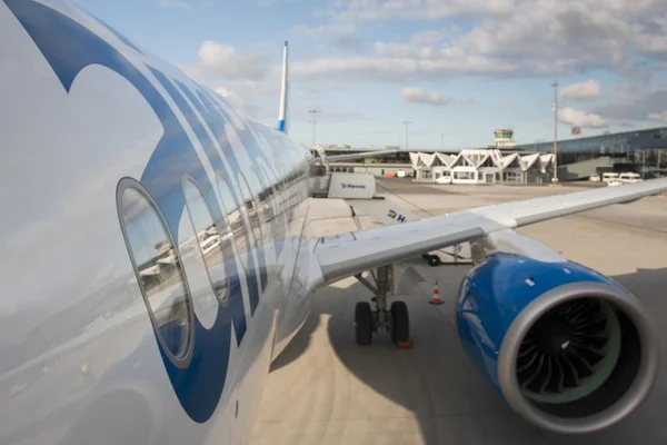 RIGA - 27 SETTEMBRE: airBaltic nuovo jet passeggeri Bombardier CSeries in mostra all'aeroporto di Riga - 27 settembre 2016 a Riga, Lettonia — Foto Stock