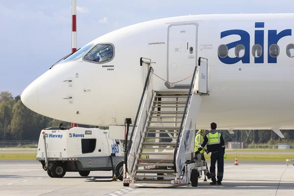 里加-9 月 27 日︰ airbaltic 新庞巴迪 c 系列客机在里加，拉脱维亚里加机场 — — 2016 年 9 月 27 日展出 图库照片