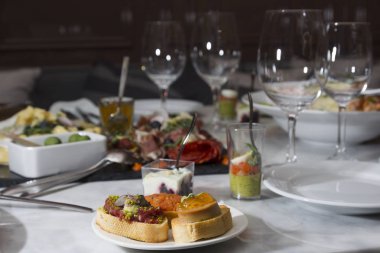 Farklı aperatifler ve mezeler bir kokteyl parti için hazır