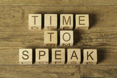 küplerin ahşap arka plan metin konuşmak için zaman