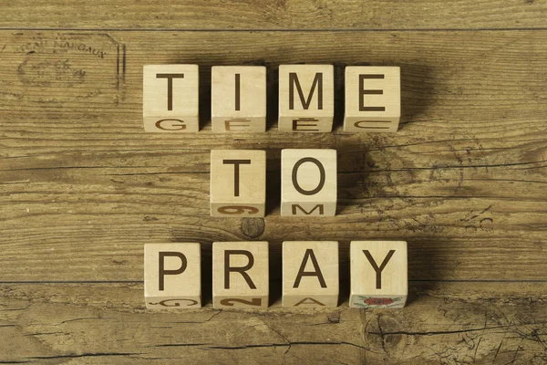 metin ahşap arka plan küplerin dua için zaman