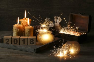 ahşap arka plan küplerin yazılı 2018