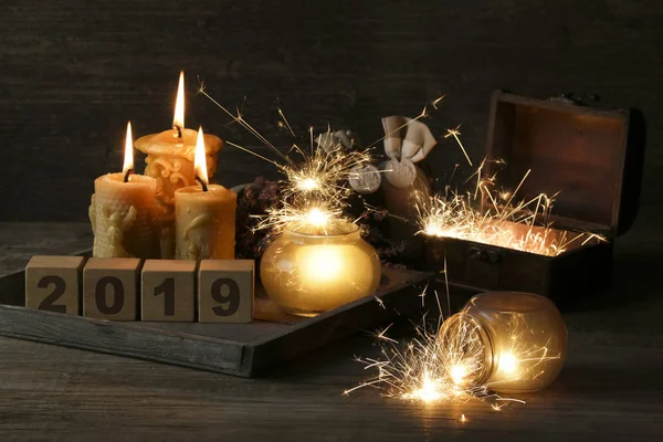 ahşap arka plan küplerin yazılı 2019