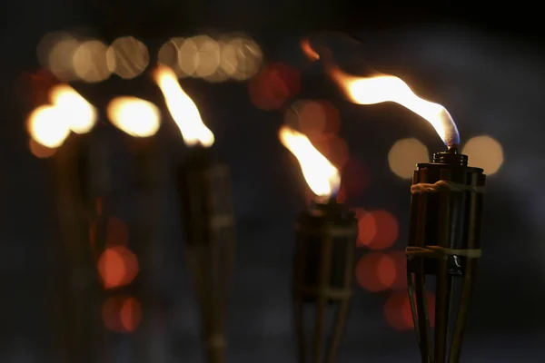 Fackeln in der Nacht mit gelben Flammen und Lichtern — Stockfoto