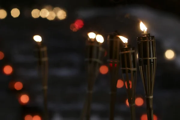 Geceleri sarı alevler ve röflelerle meşaleler