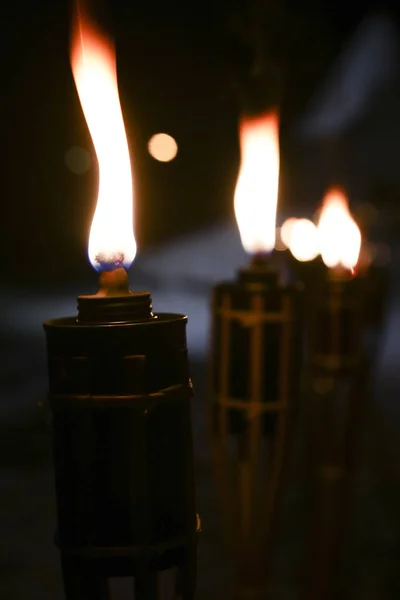 Факелы ночью с желтым пламенем и бликами — стоковое фото