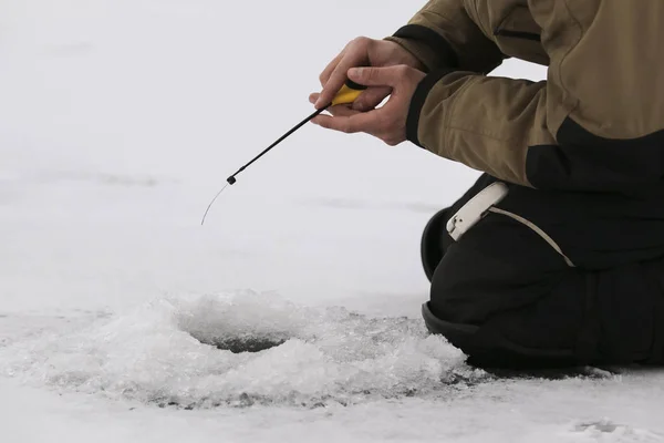 Pesca no inverno no lago — Fotografia de Stock