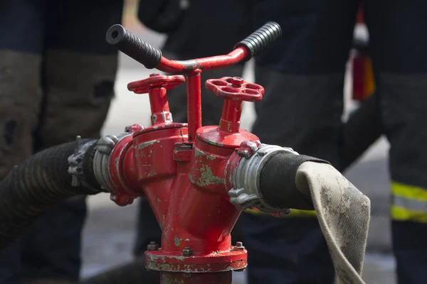 Červený požární hydrant vodní dýmka poblíž silnice. Oheň hidrant pro nouzové požární přístup — Stock fotografie