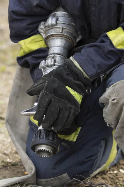İtfaiye yangın hortumu holding — Stok fotoğraf