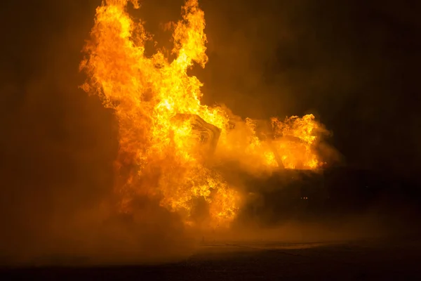 Brinnande bil på väg i natt — Stockfoto