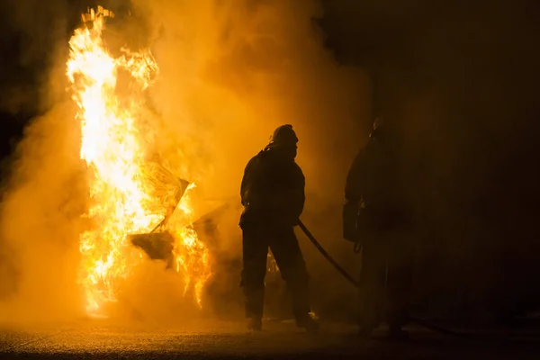 Brinnande bil på väg i natt — Stockfoto