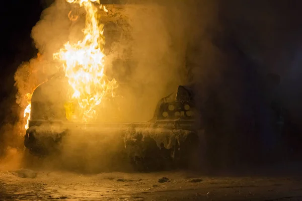 Brûler une voiture sur la route la nuit — Photo