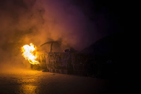 Hořící auto na silnici v noci — Stock fotografie