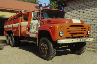 Kuldiga, Letonya - 10 Eylül 2015: Depo, Sovyet Zil dayalı 133 itfaiye