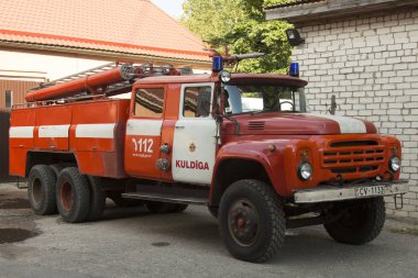 Kuldiga, Letonya - 10 Eylül 2015: Depo, Sovyet Zil dayalı 133 itfaiye