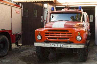 Kuldiga, Letonya - 10 Eylül 2015: Depo, Sovyet Zil dayalı 133 itfaiye