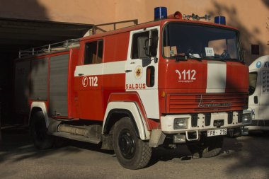 Kuldiga, Letonya - 10 Eylül 2015: Depo, Vintage MAGIRUS Deutz dayalı itfaiye