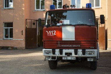 Kuldiga, Letonya - 10 Eylül 2015: Depo, Vintage MAGIRUS Deutz dayalı itfaiye