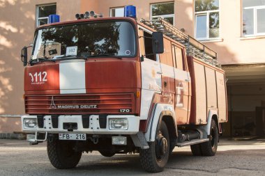 Kuldiga, Letonya - 10 Eylül 2015: Depo, Vintage MAGIRUS Deutz dayalı itfaiye