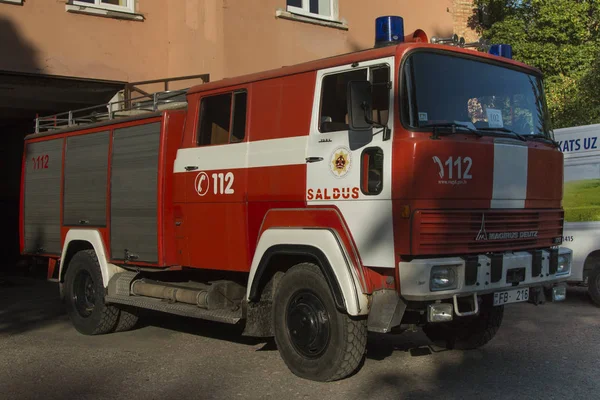 KULDIGA, LATVIA - 10 СЕНТЯБРЯ 2015: Винтажный пожарный грузовик Magirus Deutz на базе депо — стоковое фото