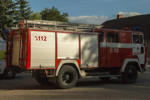 Kuldīga, Latvia - 10 September 2015: Vintage Magirus Deutz baserat brandbil på depån — Stockfoto