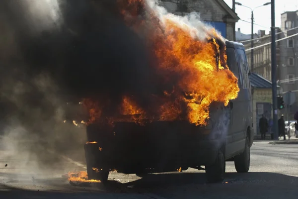 yanan büyük alevler ve siyah duman Van