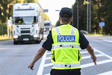 Letonya polis erkek trafiği yönlendirerek