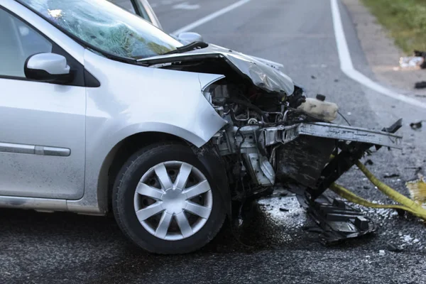 Frente de um carro ficar danificado por acidente de acidente na estrada — Fotografia de Stock