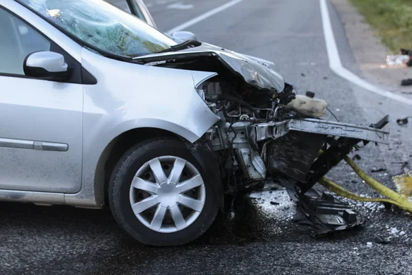 Front of a car get damaged by crash accident on the road — Stock Photo, Image