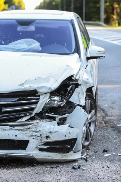 Frente de um carro ficar danificado por acidente de acidente na estrada — Fotografia de Stock