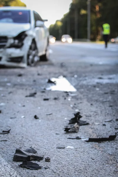 L'avant d'une voiture est endommagé par un accident de la route — Photo