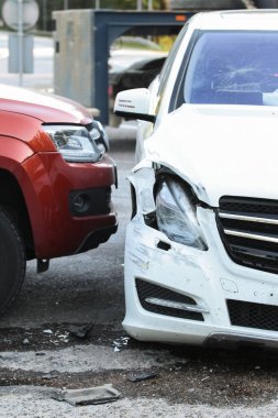 arabalar bir çarpışma veya kaza dahil