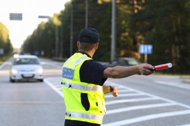 Letonya polis erkek karayolunda trafik yönlendirdiğini