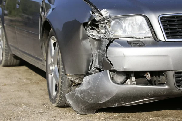 银色的汽车得到损坏的道路上的空难事故。汽车维修或汽车保险概念 — 图库照片