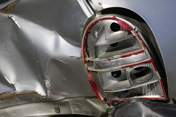 Серебряная машина повреждена аварией на дороге. Концепция авторемонта или страхования автомобиля — стоковое фото