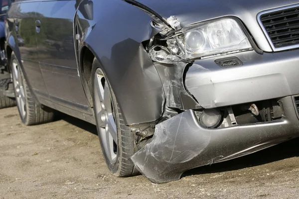 银色的汽车得到损坏的道路上的空难事故。汽车维修或汽车保险概念 免版税图库图片