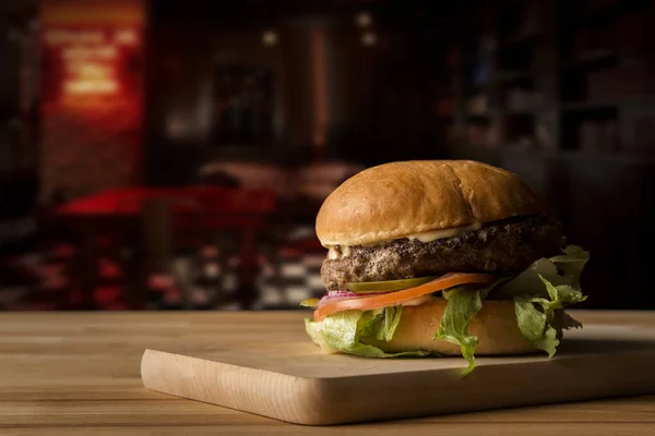 完美的汉堡包经典汉堡美国芝士奶酪培根番茄和生菜 图库图片
