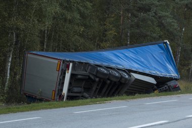 yol kazası kamyon araba kazasında otoyol şeritli bir yol. Otomobil yan çukurun içinde