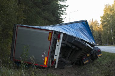 yol kazası kamyon araba kazasında otoyol şeritli bir yol. Otomobil yan çukurun içinde