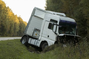 yol kazası kamyon araba kazasında otoyol şeritli bir yol. Otomobil yan çukurun içinde