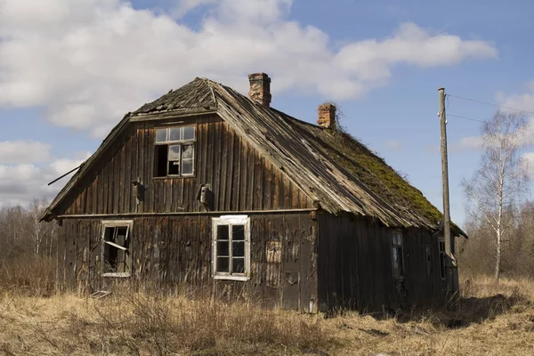 Casa abandonada y dañada —  Fotos de Stock