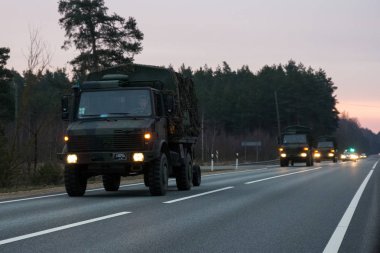 Vilnius, Litvanya - 11 Kasım 2017: Litvanyalı ordu konvoyu sürücüler karayolu üzerinde