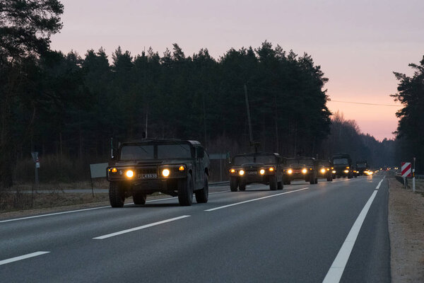 ВИЛЬНИУС, ЛИТУАНИЯ - 11 ноября 2017 года: Литовский армейский конвой едет по шоссе
