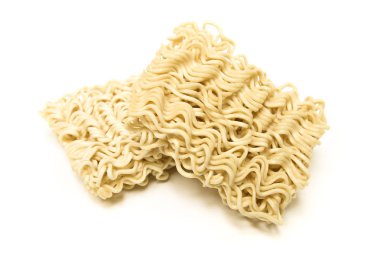 Ham Asya ramen anlık makarna pişmemiş beyaz arka plan üzerinde izole